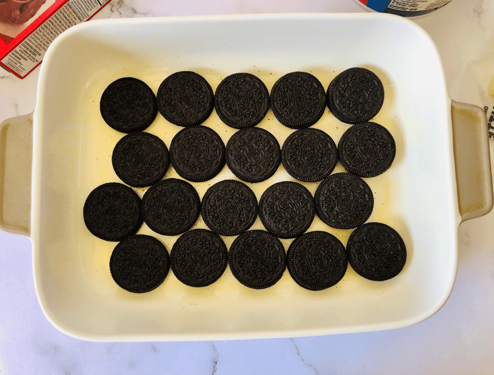 recipe for oreo dump cake with layer of oreo cookies